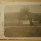 Leidit retkellä, veistos kiinnostaa, p. 1907 -> Suomeen - pikkukuva 1
