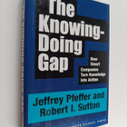 Jeffrey Pfeffer : The knowing-doing gap : how smart compa... - pikkukuva 1