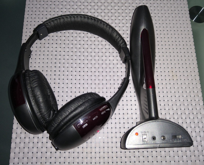 LANGATTOMAT FM RADIO KUULOKKEET