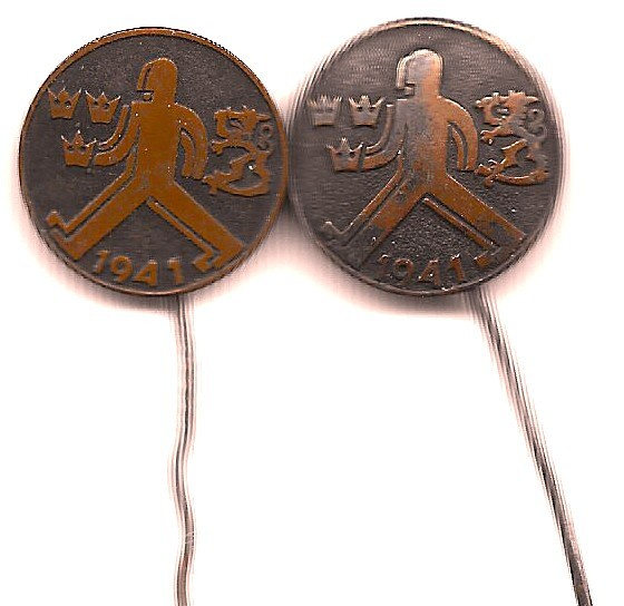 Marssimaaottelun 1941 rintaneulat, 2 eri tyyppiä.