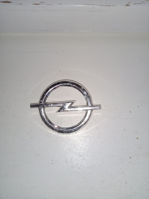 Opel etumerkki / logo, Rekord 2000 Berlina, 1977