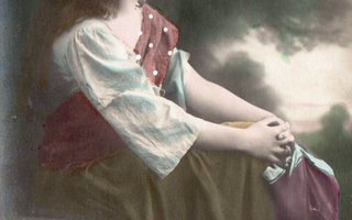 Vanha postikortti- mietteliäs neito