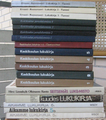 Keskikoulun lukukirjoja vuosilta 1964 - 1978