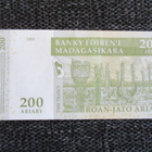 Madagascar 200 Ariary 2004 P-87 UNC  (K15-S58) - pikkukuva 2