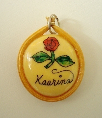 Käsinmaalattu kiviriipus "Kaarina"