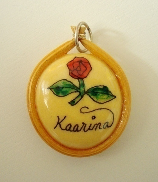Käsinmaalattu kiviriipus "Kaarina"