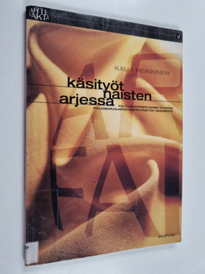 Kaija Heikkinen : Käsityöt naisten arjessa : kulttuuriant...
