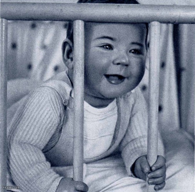 LAPSI / Jokelteleva vauva pinnasängyssä. 1940-l.