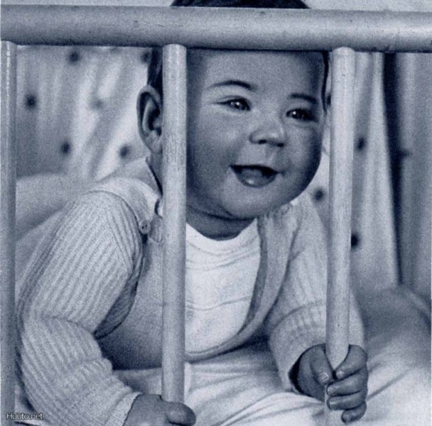 LAPSI / Jokelteleva vauva pinnasängyssä. 1940-l.