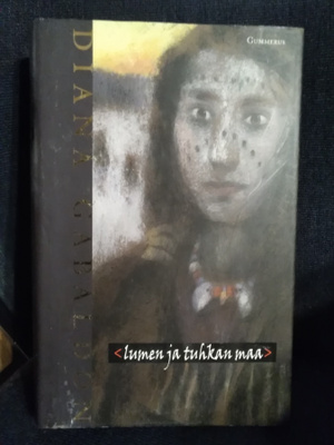 Diana Gabaldon: Lumen ja tuhkan maa