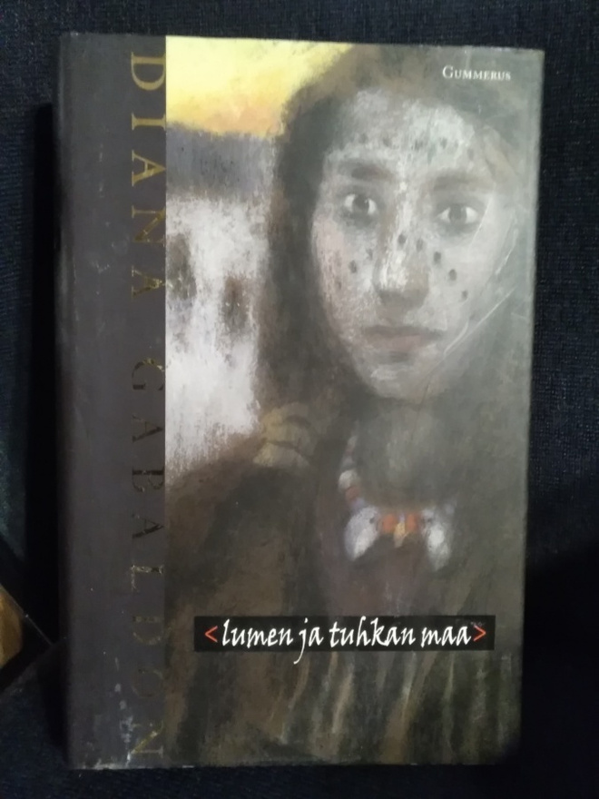 Diana Gabaldon: Lumen ja tuhkan maa