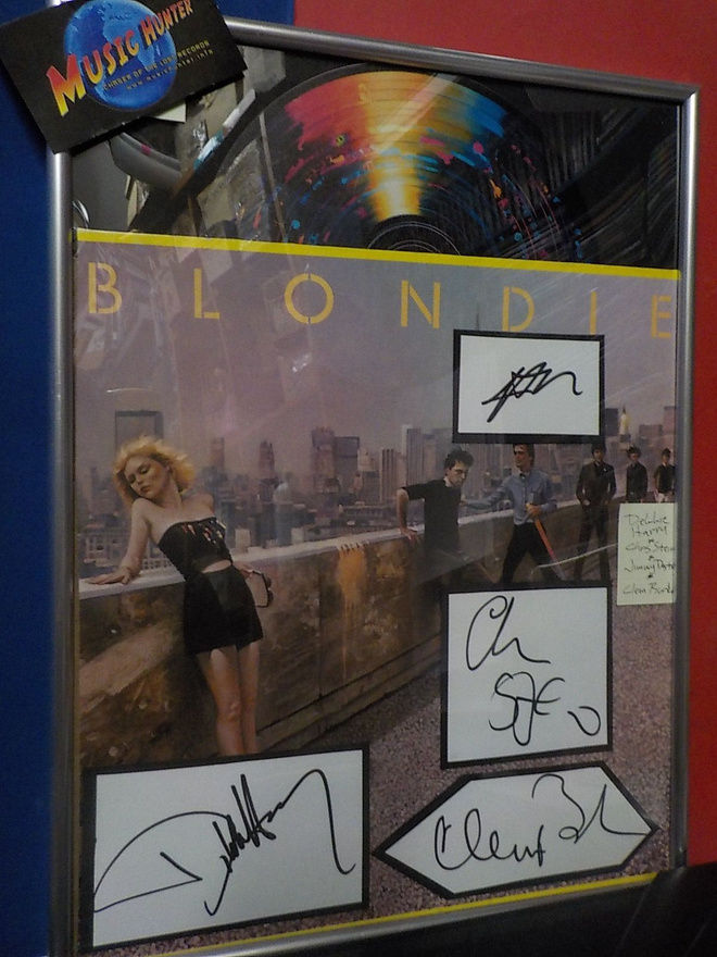 BLONDIE TAULU NELJÄLLÄ NIMMARILLA