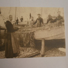 Eesti, Aksi-saaren kalastajia työssä 1905, kortti 2000-l. - pikkukuva 1