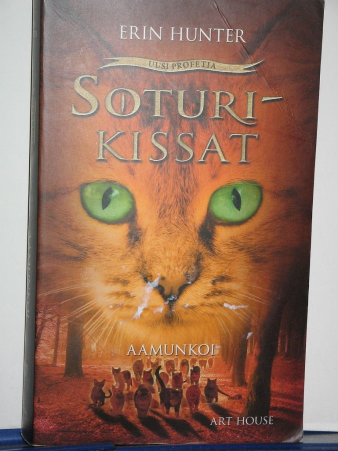 Erin Hunter : SOTURIKISSAT  AAMUNKOI