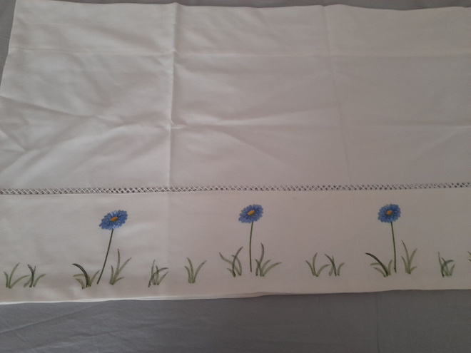 Valkoinen verhokappa jossa ruiskaunokkeja 50x215cm