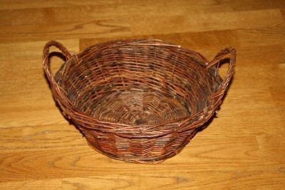Ruskea pajukori halkaisija n. 25 cm