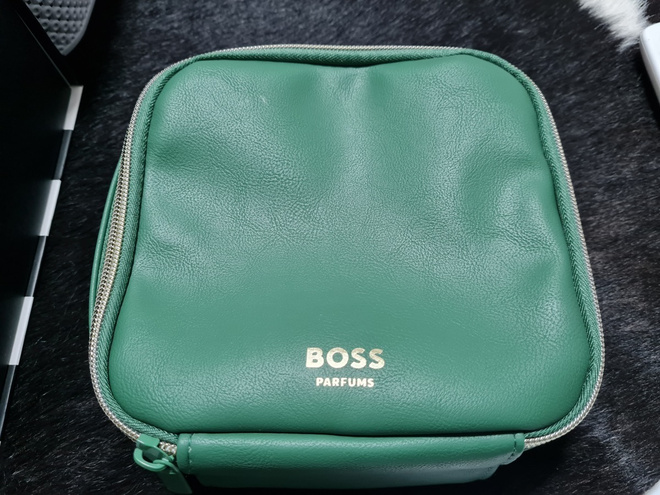 Hugo Boss Meikkilaukku, todella kaunis