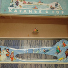 harvinainen USSR peltilelu, kelkkailijat vuorella - pikkukuva 3