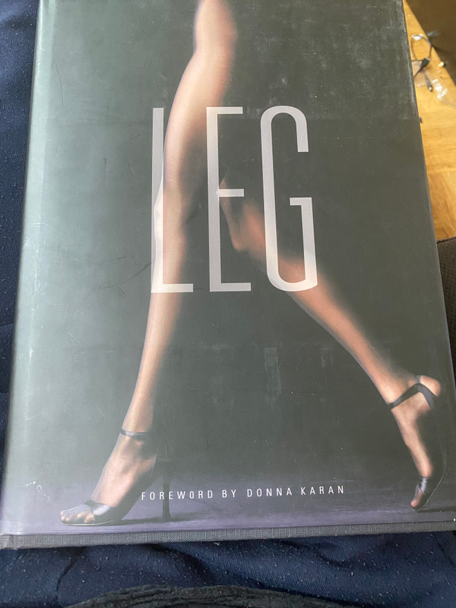 Leg - taidekirja - Donna Karan