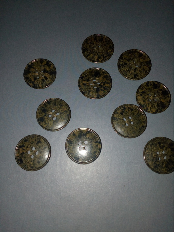Tummanvihreitä camo  nappeja 22mm