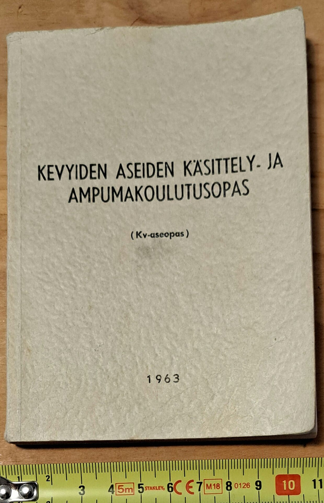 KEVYIDEN ASEIDEN KÄSITTELY- JA AMPUMAKOULUTUSOPAS