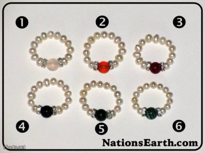 Single Row Seed Pearl Stone Stretch Ring, eri värisiä *UUSI*