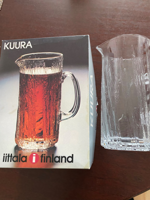 Tapio Wirkkalan suunnittelema Kuura lasikannu