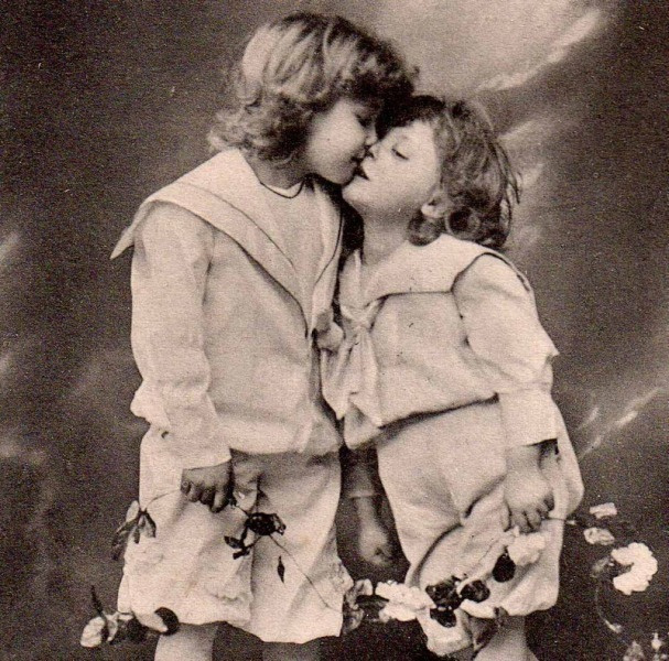 LAPSI / Pienet pojat ja kaunis ruusuköynnös. 1900-l.