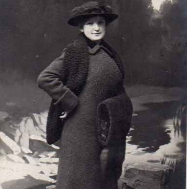 HAUTE COUTURE / Daami ja pyöreähelmainen takki. 1910-l.