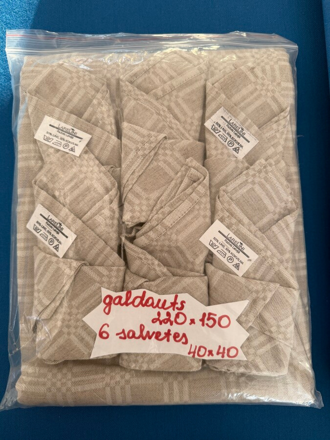 Pöytäliina 220 x 150 ja 6 servettiä