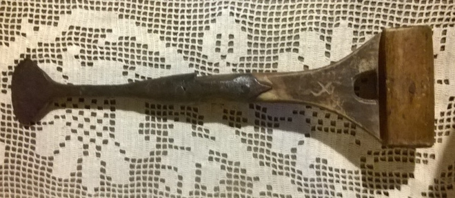 Vanha patinoitunut räkkirauta talonmerkillä