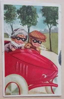 Pikkurosmot pakenevat vauhdikkaasti autolla, p. 1927