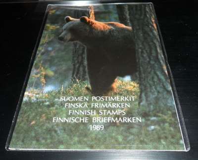 VUOSILAJITELMA 1989 POSTIMERKIT ** ( KARHU )
