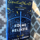 Uusi Poirot-Mysteeri: Kolme neljästä - pikkukuva 1