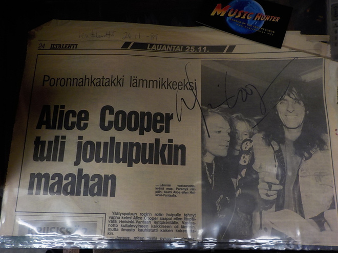 ALICE COOPERIN NIMIKIRJOITUS ILTALEHDEN ARTIKKELISSA