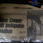 ALICE COOPERIN NIMIKIRJOITUS ILTALEHDEN ARTIKKELISSA - pikkukuva 1