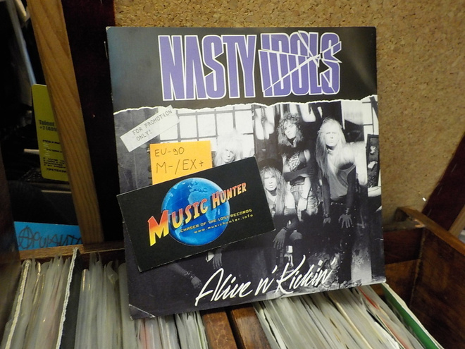 NASTY IDOLS - ALIVE N KICKIN M-/EX+ 7"