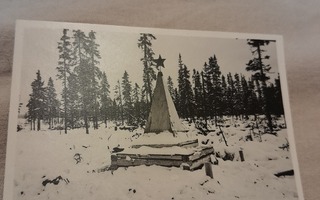 sotavalkuva vihollisen joukkohauta