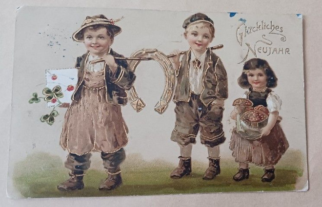 Lapset tuovat sieniä, hevosenkengän ja neliapiloita, p. 1907
