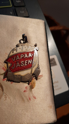 Vanha emalimerkki HTY vapaajäsen
