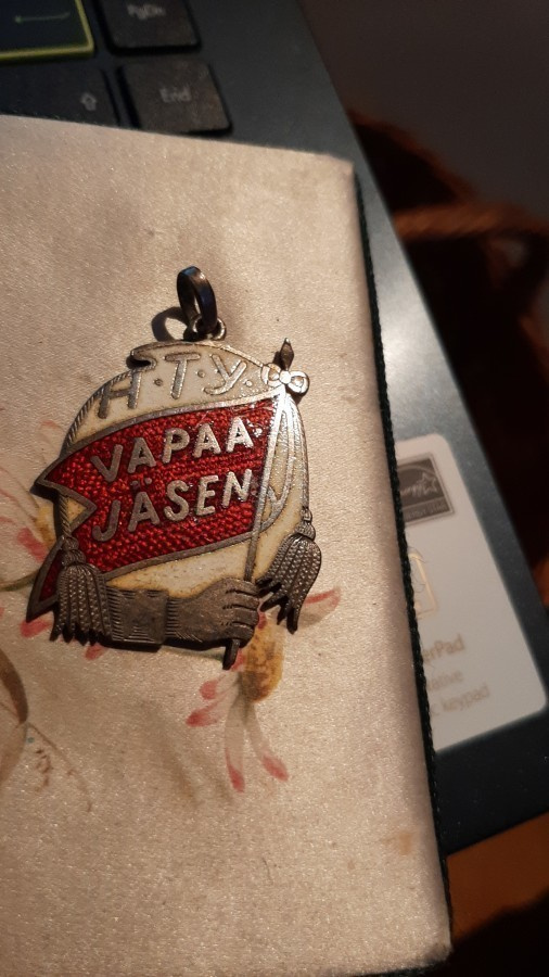 Vanha emalimerkki HTY vapaajäsen