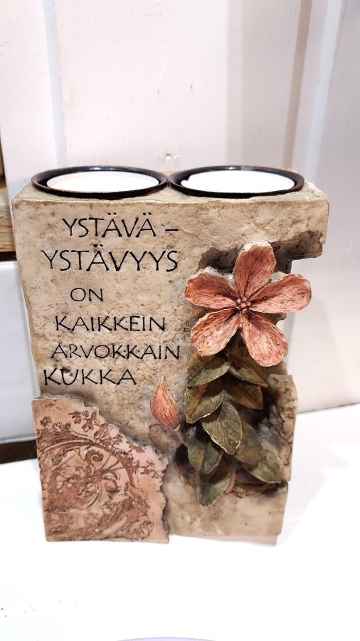 YSTÄVÄ-YSTÄVYYS ON KAIKKEIN ARVOKKAIN KUKKA- TUIKKUVOTIIVI