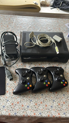 XBOX 360 konsoli + johdot + 3 kpl ohjaimia
