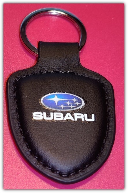 Pieni nahkainen Subaru avaimenperä
