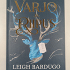 Leigh Bardugo : Varjo ja riipus - pikkukuva 1