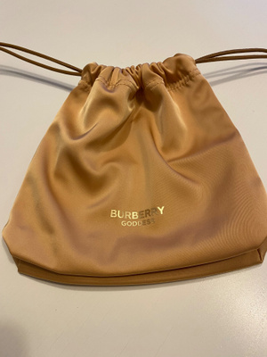 Kaunis pussukka Burberry parfums
