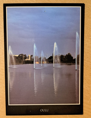 Oulu, suihkulähteet, taustalla Linnansaari, kulkenut 1989