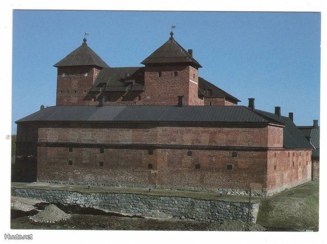 HÄMEENLINNA: LINNAN MUURIA JA TORNEJA