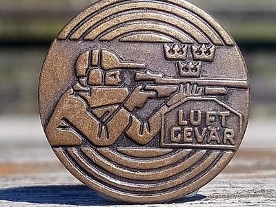 Ronssivärinen ammuntamerkki. Valmistajan leimalla. Halkaisij