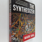 Mark Vail : The synthesizer : a comprehensive guide to un... - pikkukuva 1